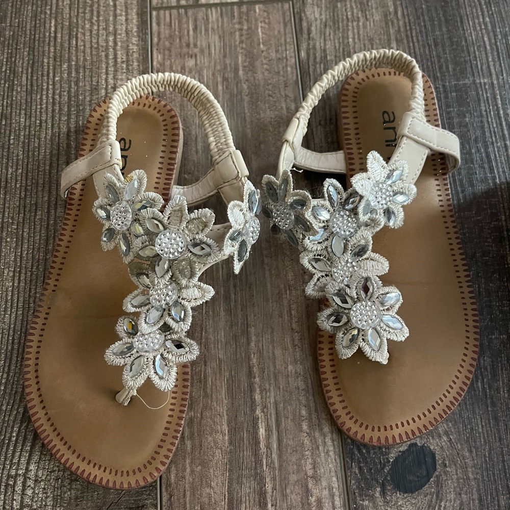 Tan / silver rhinestone sandals 🩴